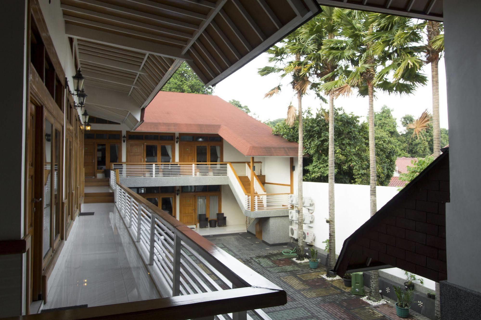 Reddoorz Plus @ Hegarmanah Bandung Exterior foto